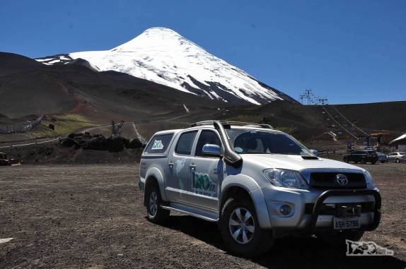 A Fiona nos leva para bem perto do vulcão Osorno, já bem alto nas encostas da montanha, na região de Puerto Varas, no sul do Chile